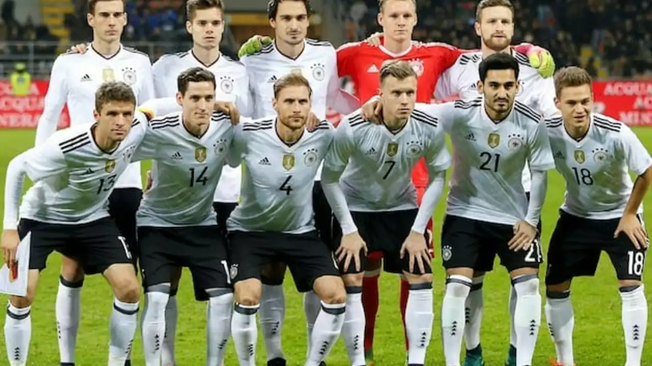 Warum ist das Auswärtstrikot der deutschen Fußballmannschaft grün?